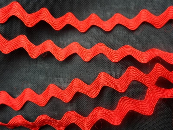 Ragged braid red