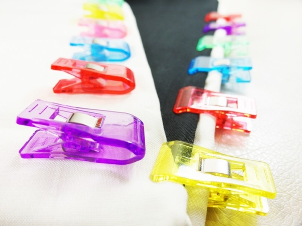 Westcott Mini Nähklammern, 60 Stück bunte Näh-Clips aus Kunststoff
